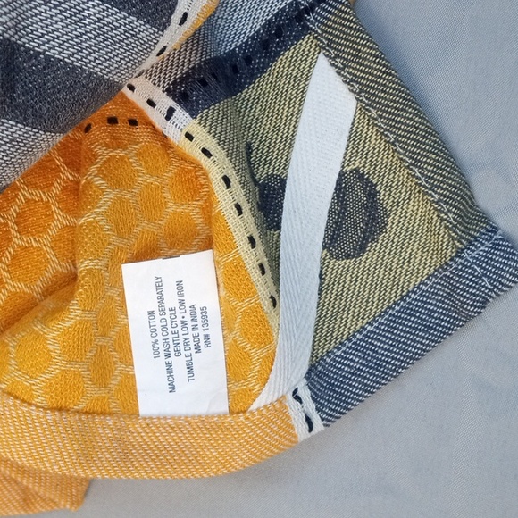 🏠 Bee Hive Patterned Dishtowel - Picture 4 of 5